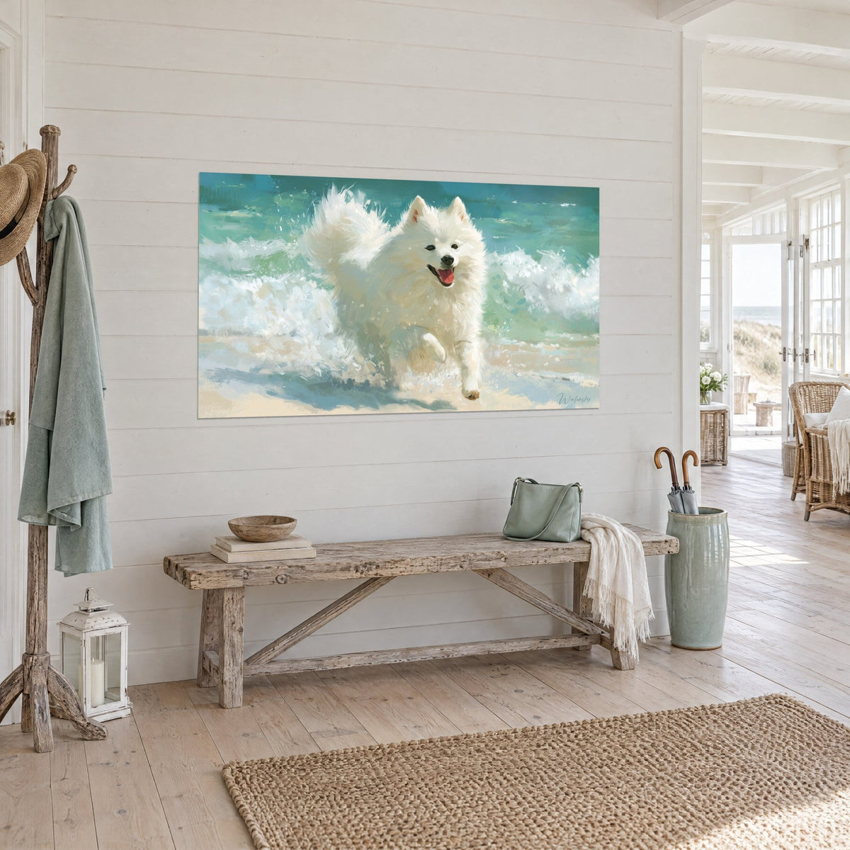 Quadro Spitz giapponese dal pelo avorio arruffato, onde acquamarina e sabbia beige, di fronte a una panca di legno patinato