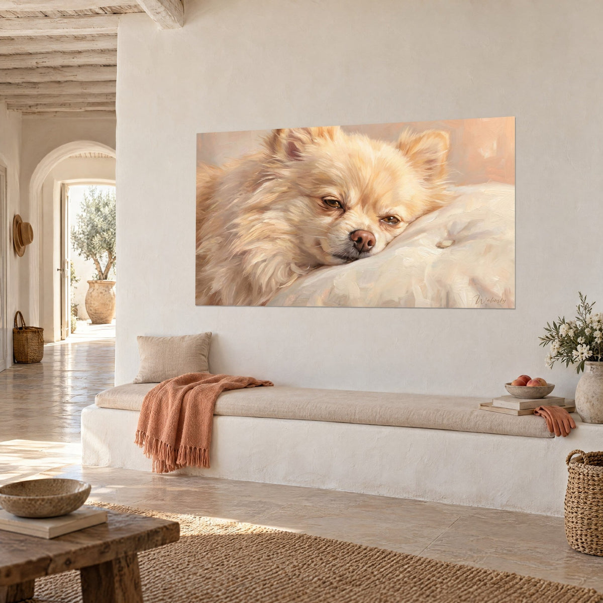 Quadro cucciolo soffice dal manto dorato, orecchie dritte e tocchi pesca, visto di tre quarti, panca bianca mediterranea