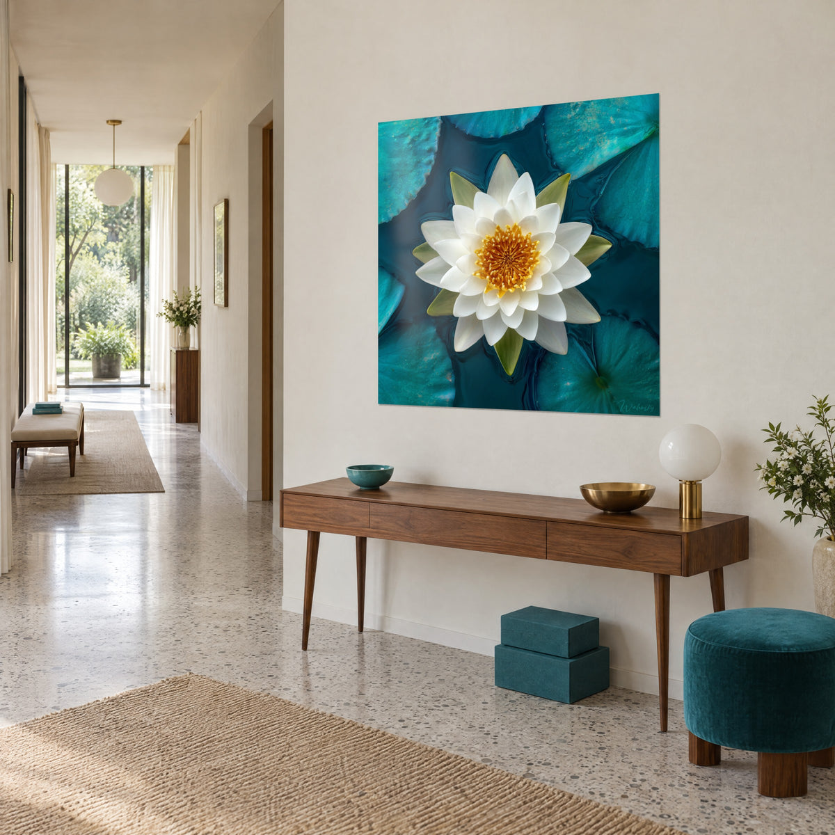 Gemälde Lotusblüte elfenbeinweiß mit sternförmigen Blütenblättern, orangefarbene Staubgefäße, türkisfarbenes Kissen und Holzkonsole, Dreiviertelansicht