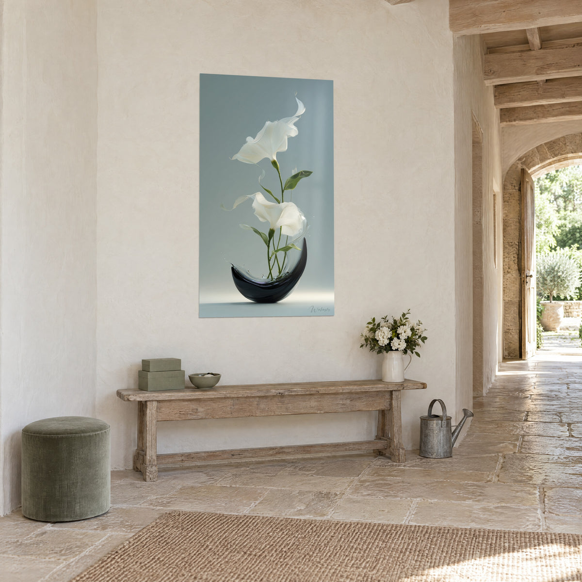 Πίνακας ikebana με δύο ελεφαντοστέινα λουλούδια με κυματιστά πέταλα και λεπτούς πράσινους μίσχους, σε ανοιχτόχρωμη πέτρα του εξοχικού σπιτιού