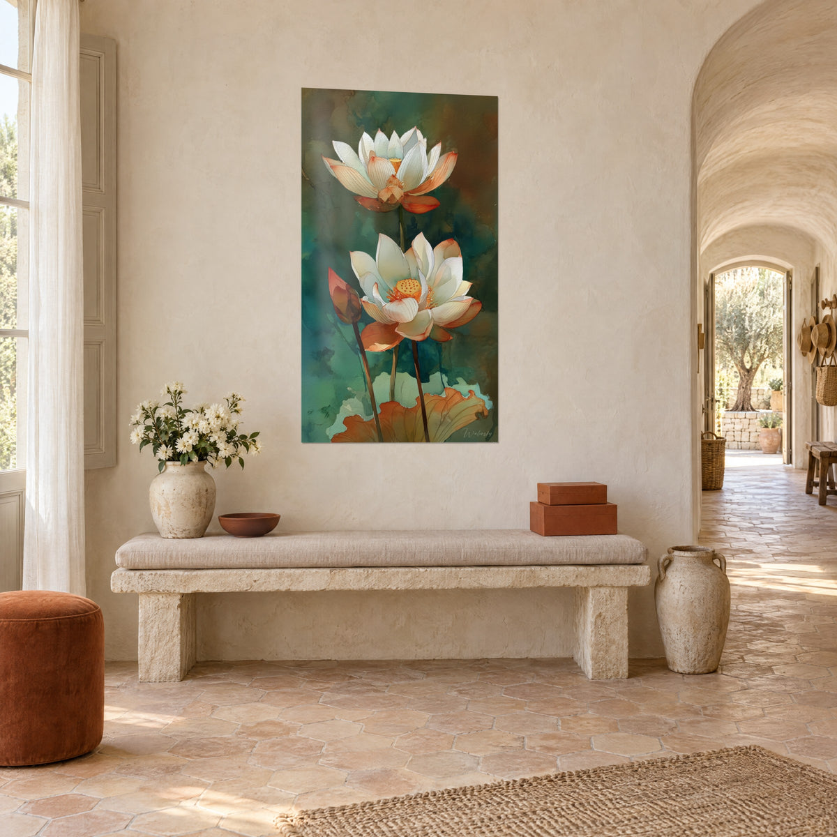 Cuadro flor de nenúfar crema bordeada de naranja sobre neblina verde, colgado en la pared encalada de un pasillo abovedado de masía provenzal