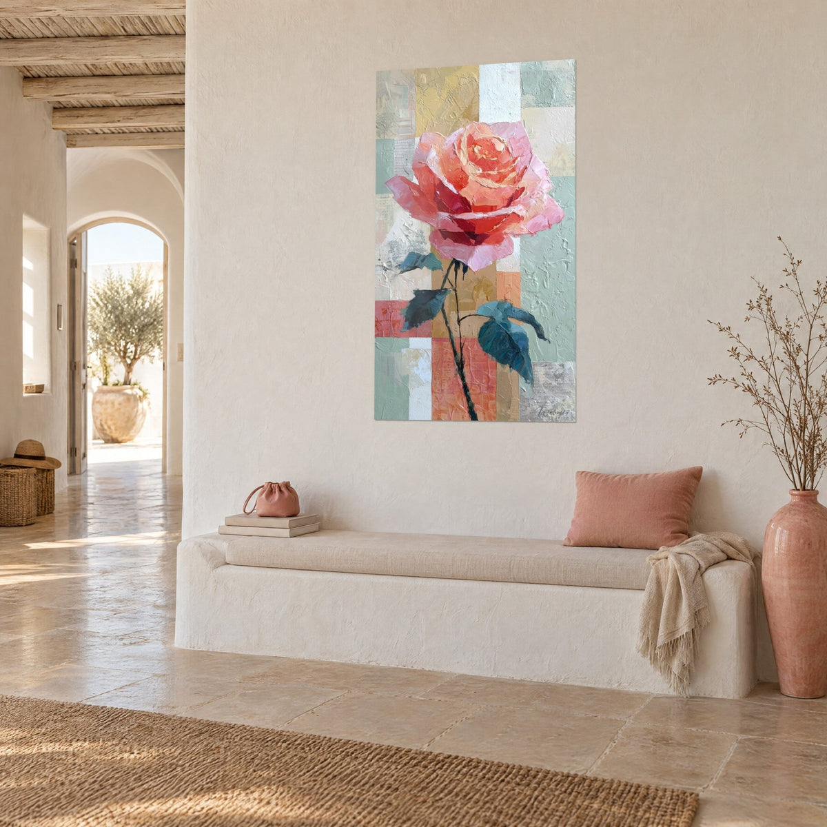 Quadro fiore in piena fioritura rosa salmone, foglie verde-azzurro su quadrati sabbia e menta, muro imbiancato, panca bianca, casa mediterranea