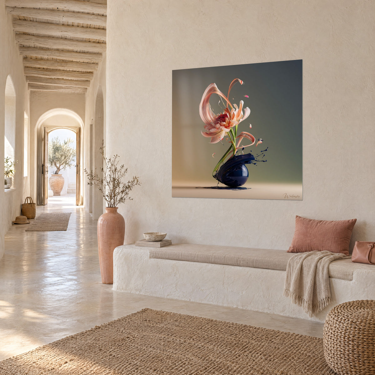 Cuadro de flor ikebana salmón y corazón carmesí, salpicadura de tinta azul marino, vista de tres cuartos, banqueta marfil y arco