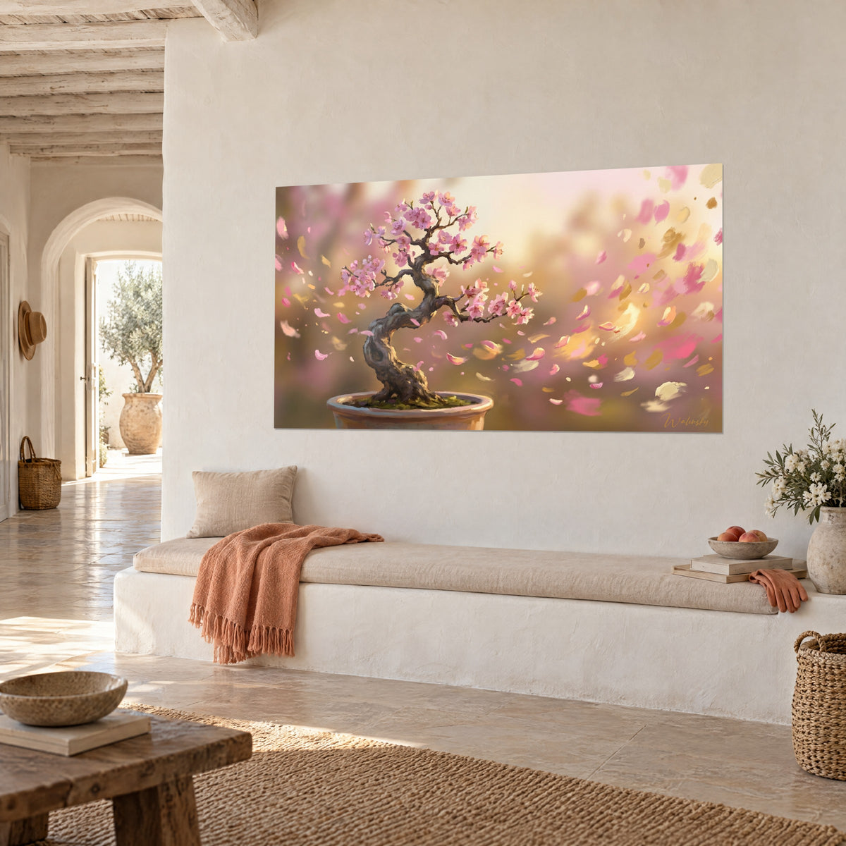 Quadro albero nano dal tronco nodoso, fiori rosa e tocchi ocra in movimento, parete bianca di una casa mediterranea