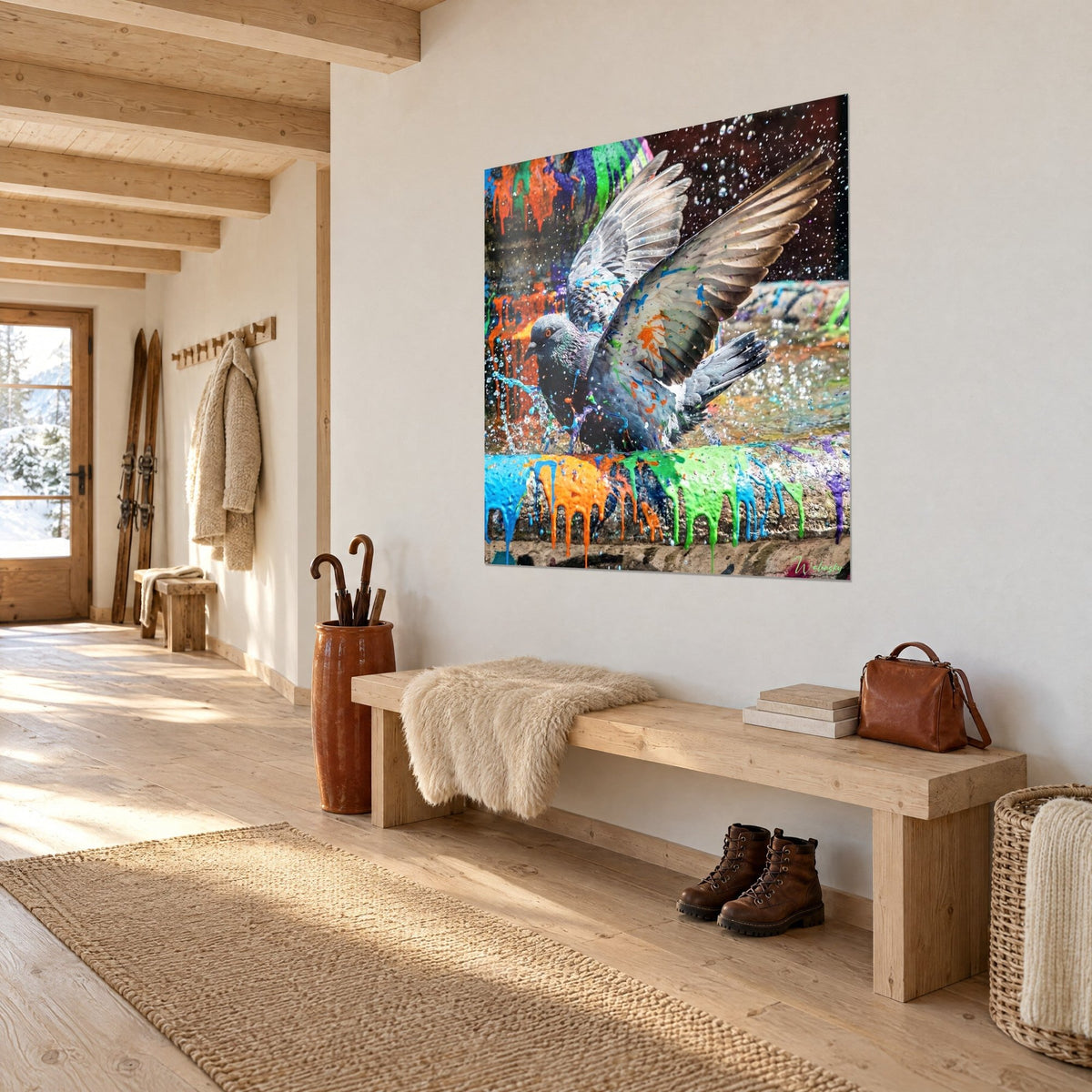 Gemälde urbaner Vogel im Flug, grüne und blaue Farbläufe auf Stein, weiße Wand eines Eingangs aus hellem Holz im Chalet