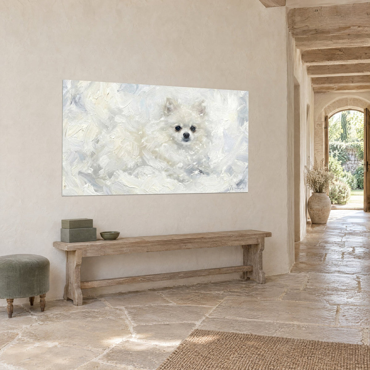 Quadro di un piccolo cane bianco e soffice dal muso nero e sfondo di pennellate grigio azzurro, in un ingresso in pietra