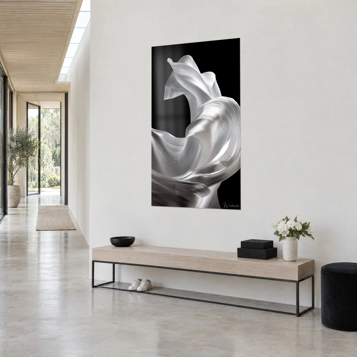 Tableau voile satiné aux stries fines gris perle et blanc, ondulant sur fond noir profond, mur clair, couloir et banc en bois