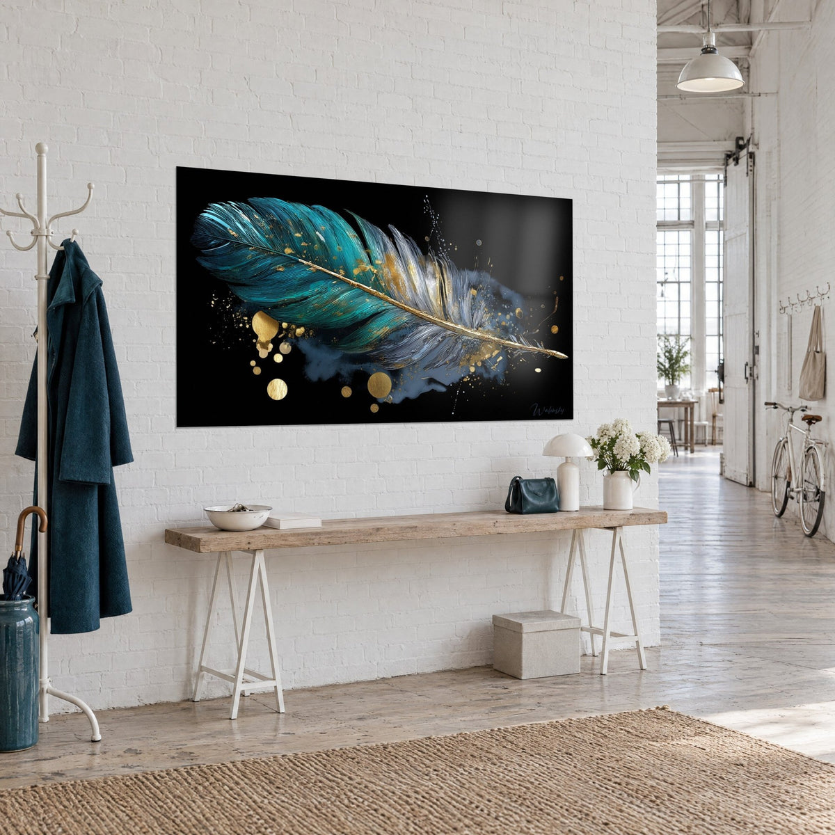 Quadro grande piuma d'uccello blu anatra e argentata, gocce dorate sparse su nero profondo, vista di tre quarti in un loft