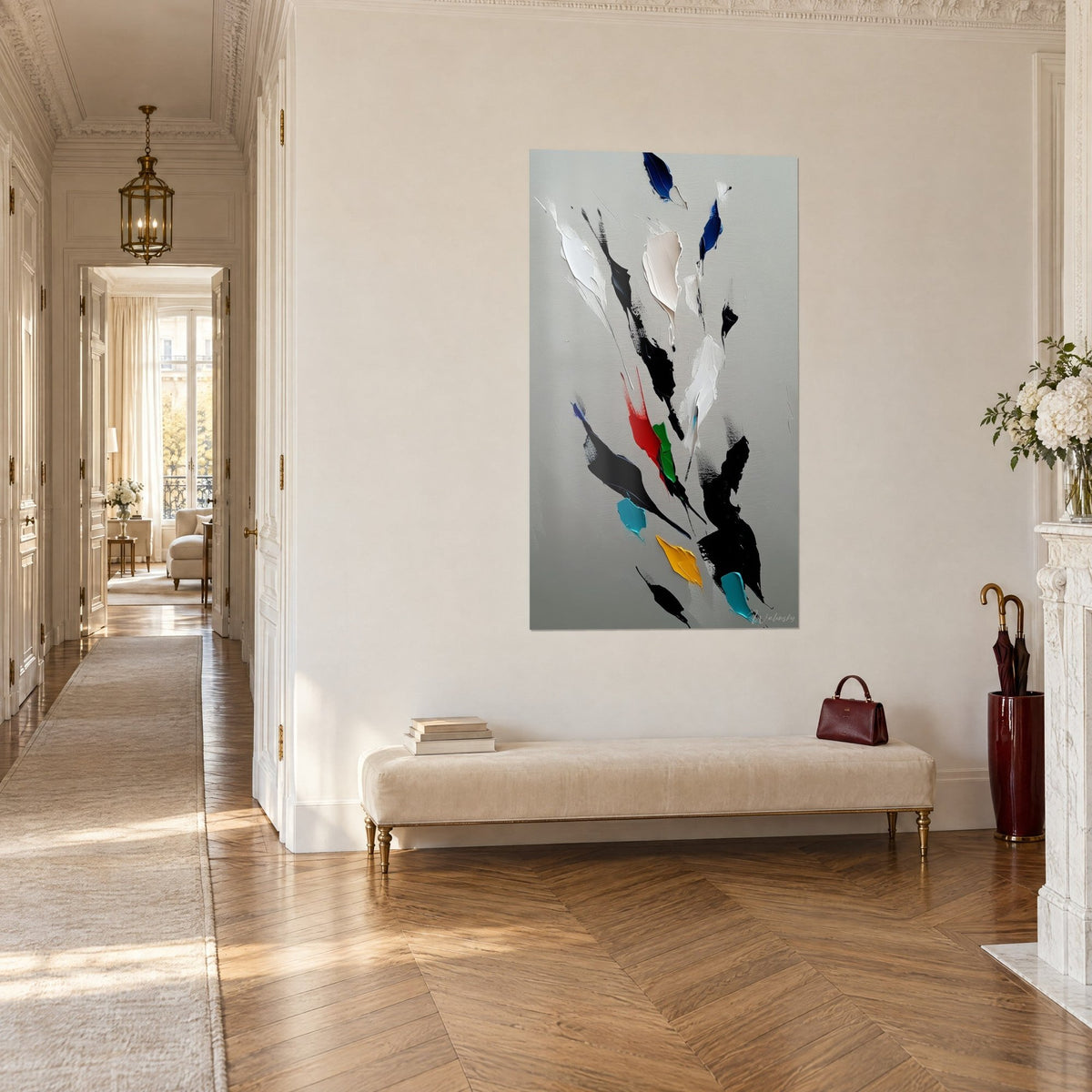 Gemälde Schwung dicker Pinselstriche in Nachtblau und Elfenbeinschwarz, schräg hängend in einem Altbau-Flur im Haussmann-Stil