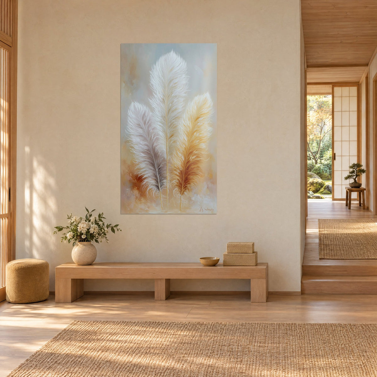 Quadro piume di struzzo a olio, bianco madreperla e ambra ramata, su fondo azzurro tenue, parete color crema di una casa japandi