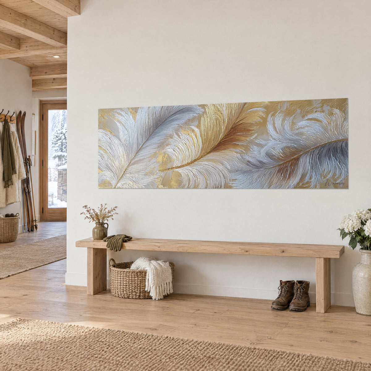 Quadro con piuma di struzzo dorata dalle barbe madreperlacee, sfondo ocra e bianco, su una parete color crema con panca in legno chiaro