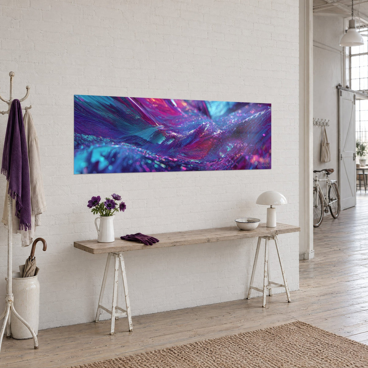 Quadro onde di materia olografica magenta e ciano, appeso a una parete bianca di loft d'artista