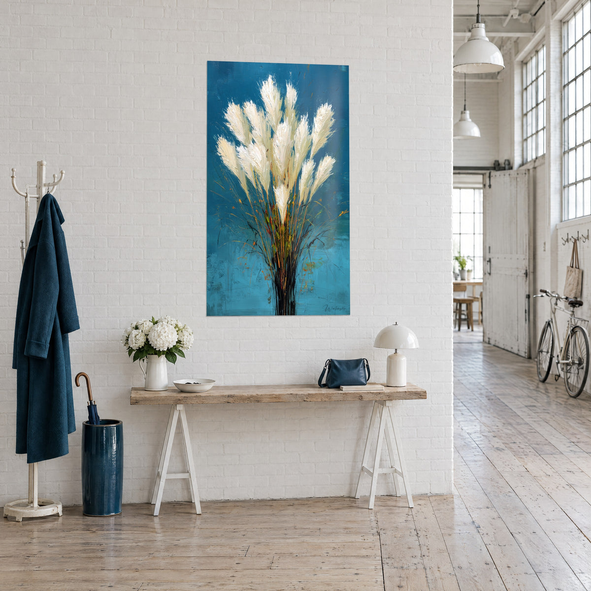 Schilderij bos pluimige grassen in ivoor, oranje en olijfkleurige stengels op petrolblauwe achtergrond, loft met witte bakstenen muur