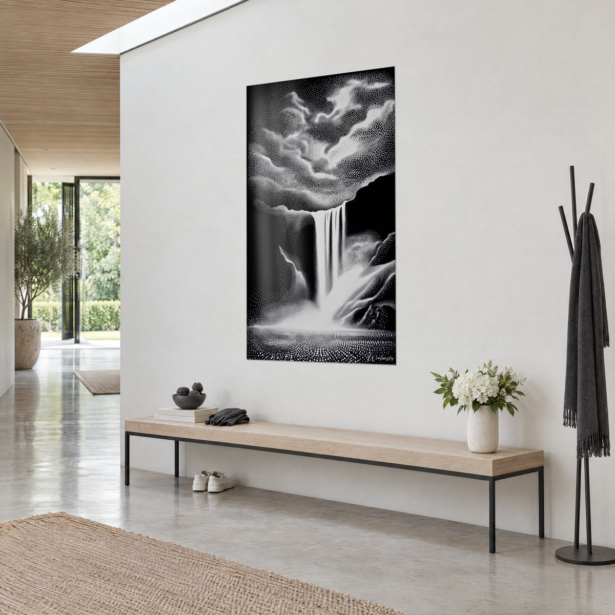 Tableau cascade tombant d'une falaise sombre, nuées ivoire en points, gris perle du mur, banc de bois clair et fleurs blanches