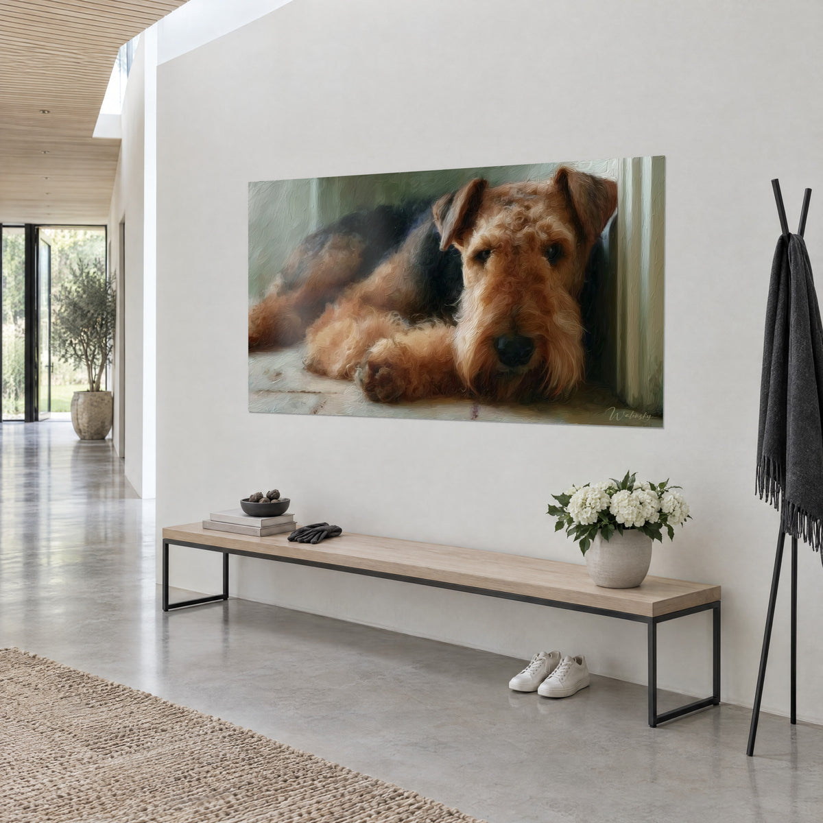 Cuadro retrato de airedale de orejas dobladas, pelaje rizado rojizo y lomo negro sobre fondo verde pálido, encima de un banco de madera