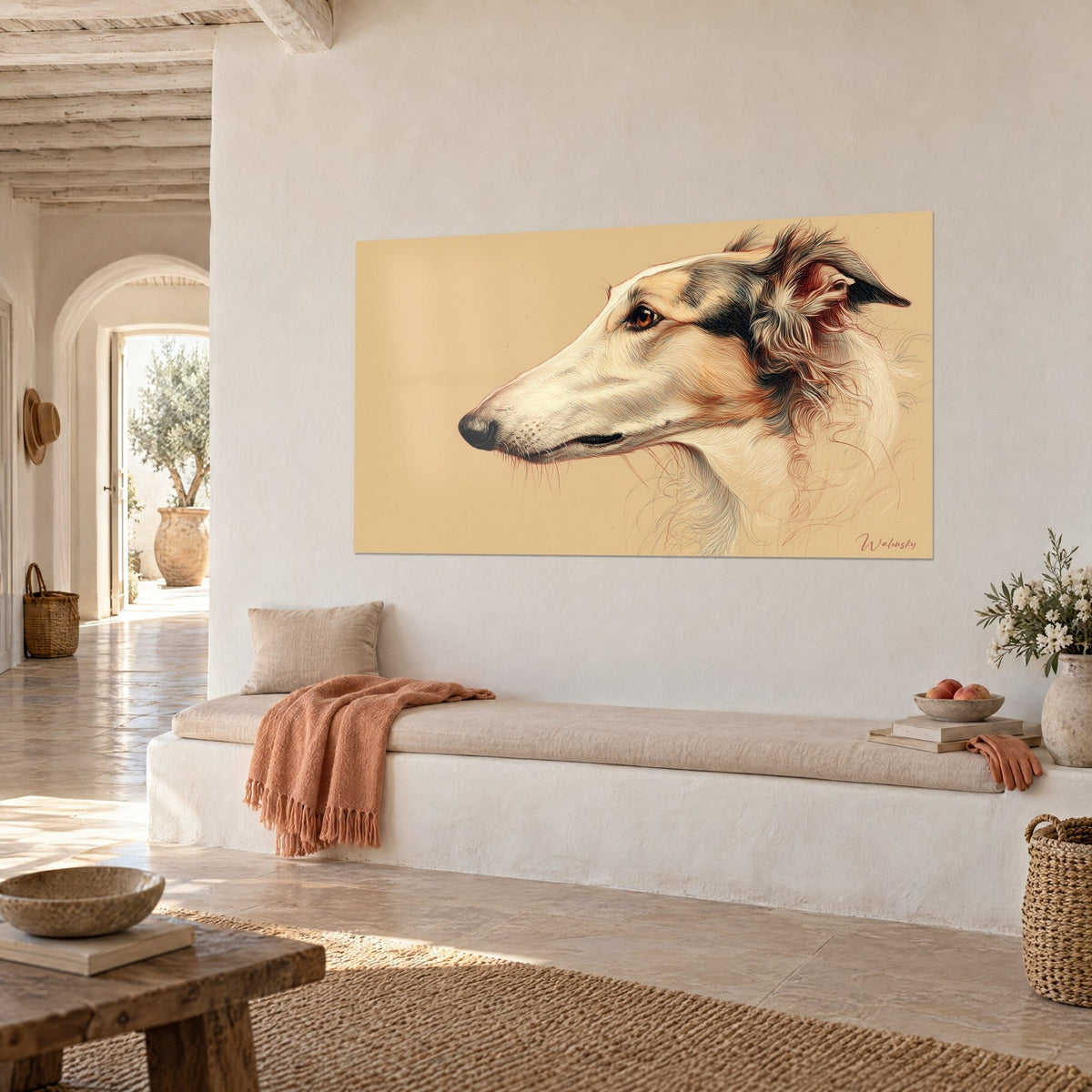 Gemälde Barsoi im Profil, am Rand braun gesäumtes Ohr, bernsteinfarbener Blick auf goldbeigem Hintergrund, weiße Wand, mediterranes Haus