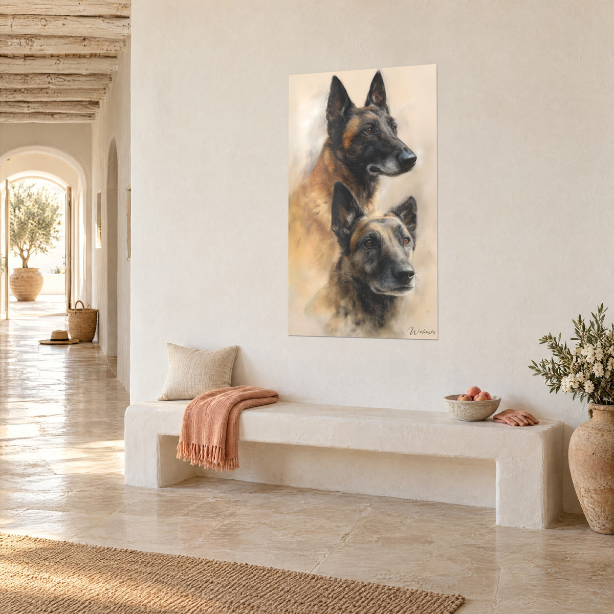 Cuadro doble retrato de dos malinois leonados y carbón, fondo crema, frente a un banco blanco, en un pasillo mediterráneo