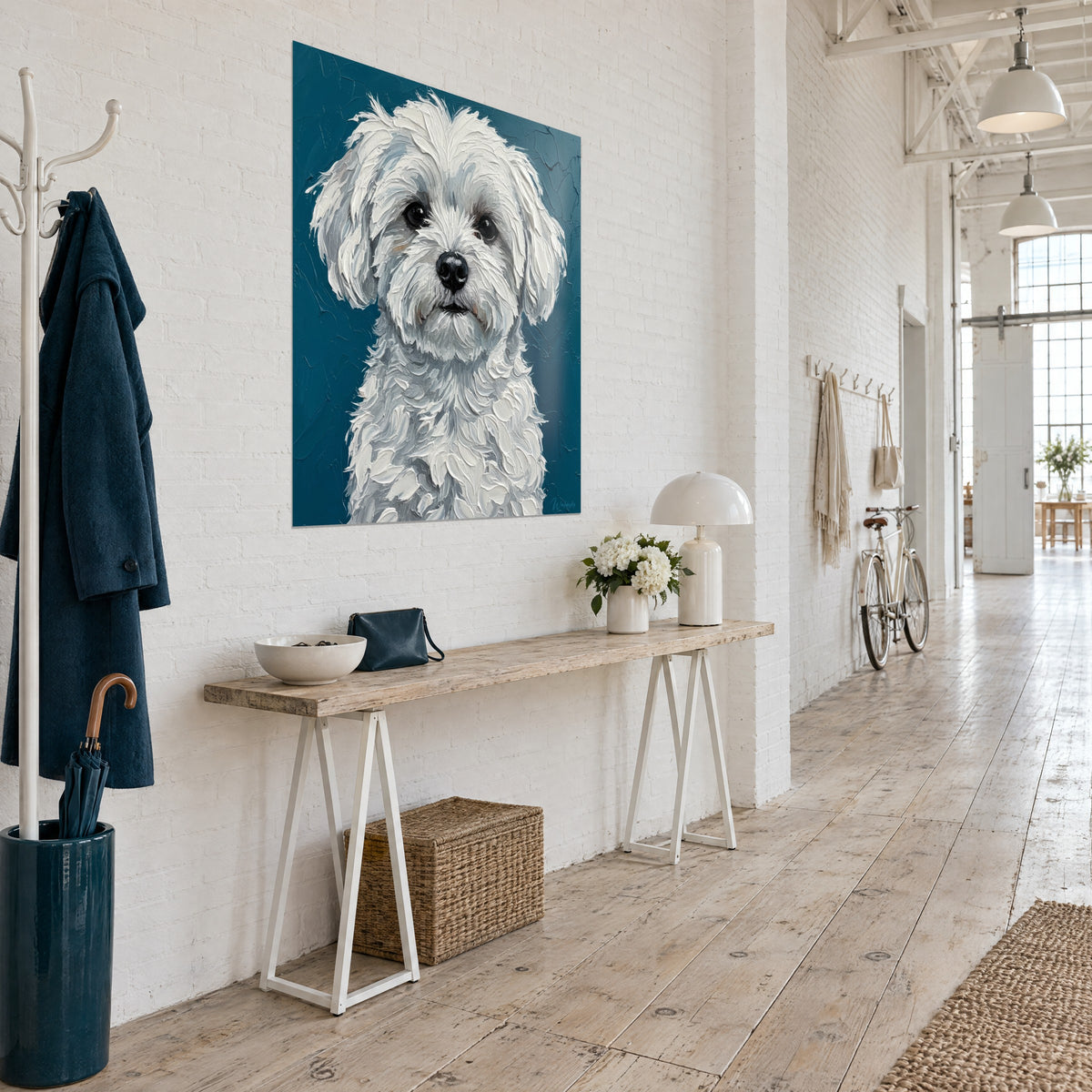 Gemälde Porträt eines kleinen cremefarbenen und perlgrauen Hundes mit glänzender schwarzer Schnauze, neben einer Konsole aus hellem Holz
