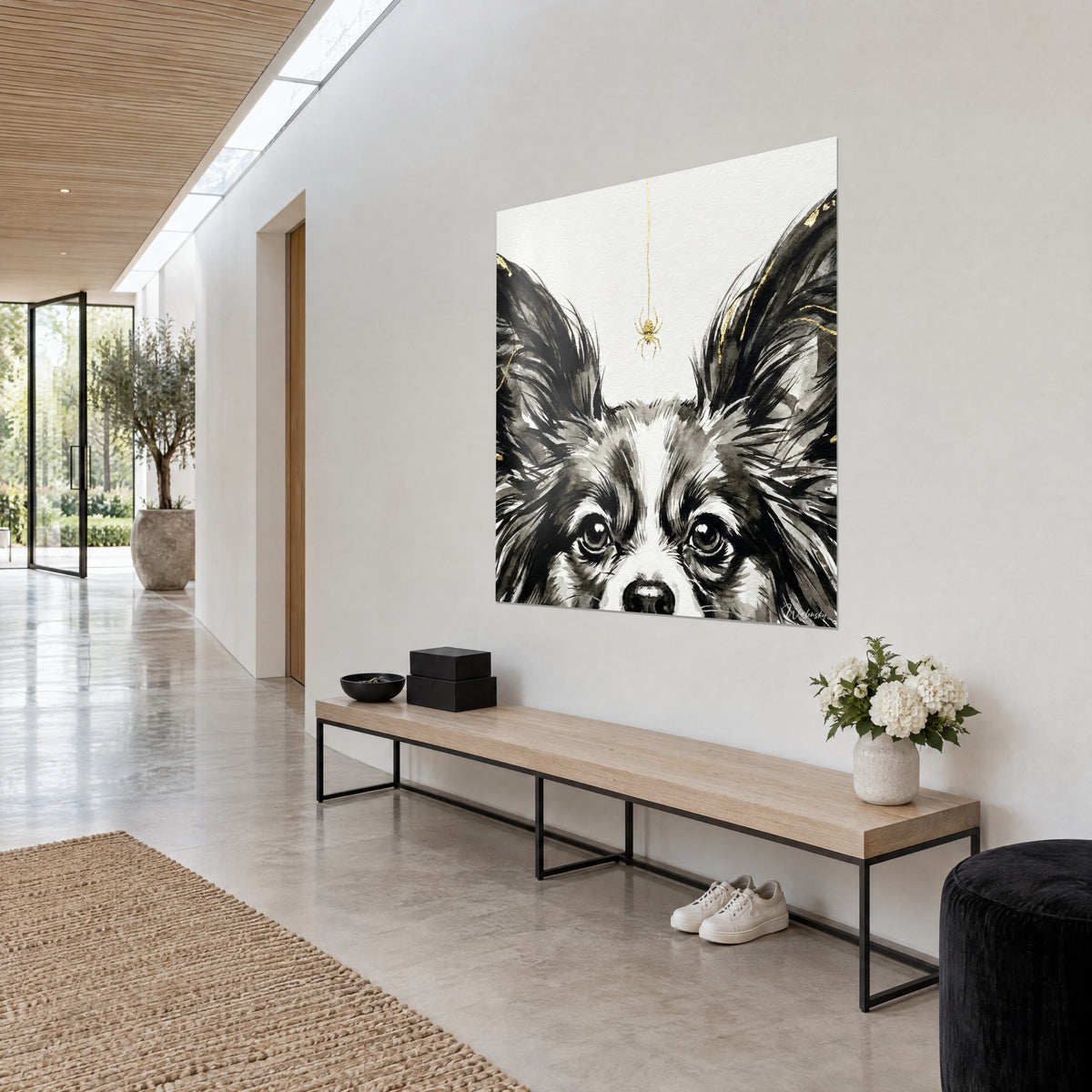 Cuadro de un spaniel enano con mirada negra penetrante, araña dorada colgando de su hilo, manchas blancas y negras, sobre una pared de entrada clara
