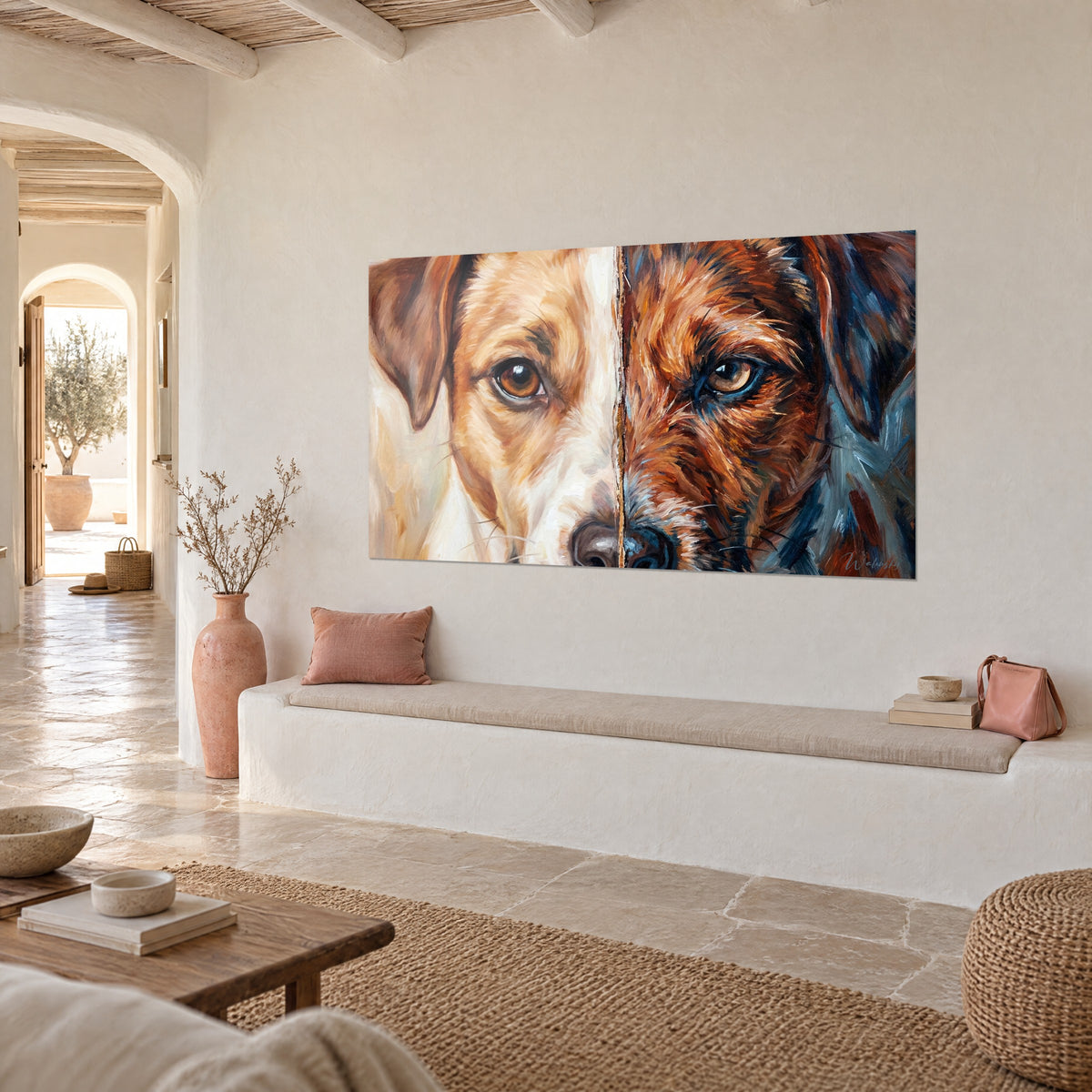 Gemälde zweifarbiger Hund mit elfenbeinfarbenen und nachtblauen Pinselstrichen, zwei goldene Augen einander gegenüber, an einer weißen Putzwand
