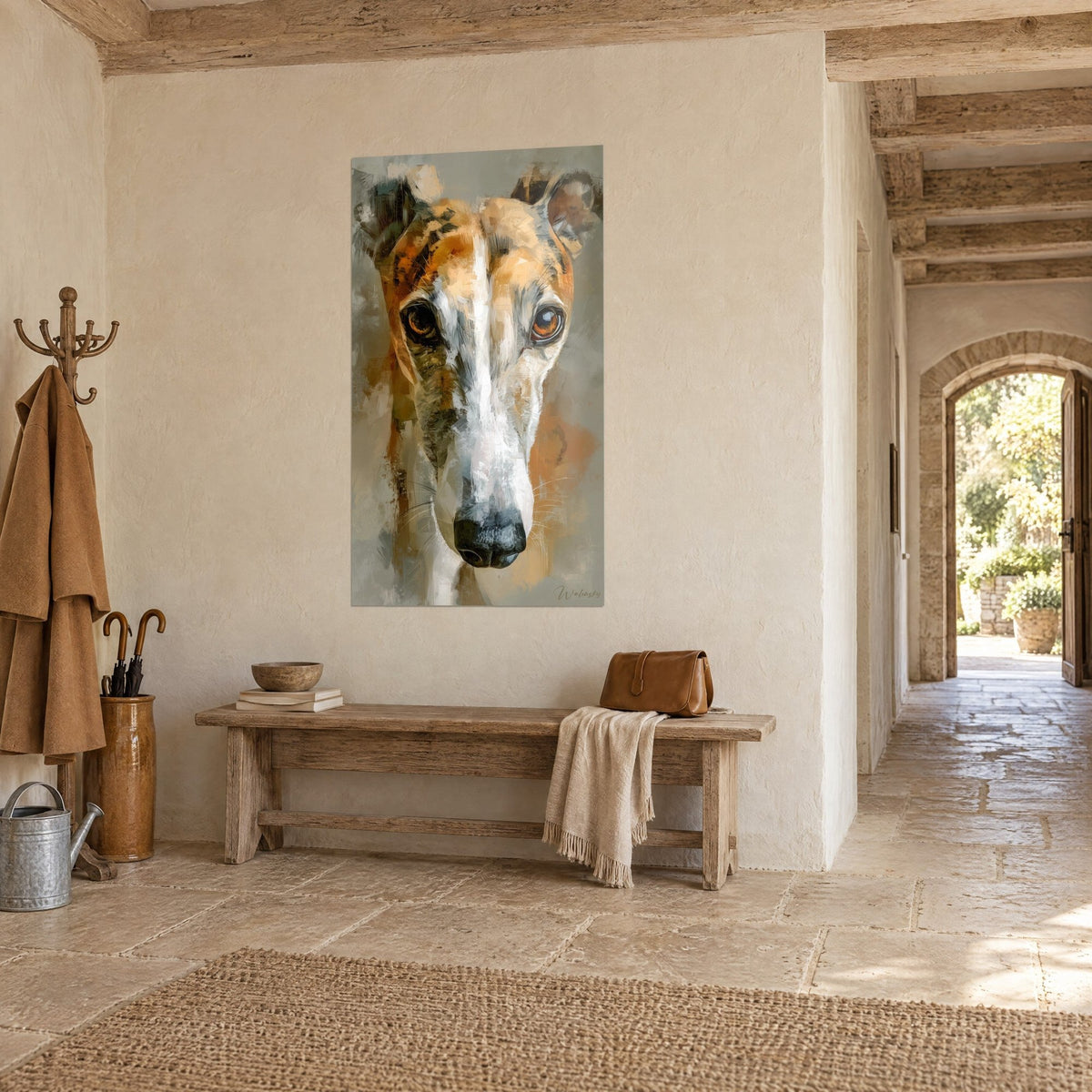 Schilderij van de slanke witte snuit van een hazewindhond, grijsgroene achtergrond met oranje weerspiegelingen, opgehangen naast een houten bank en een stenen boog
