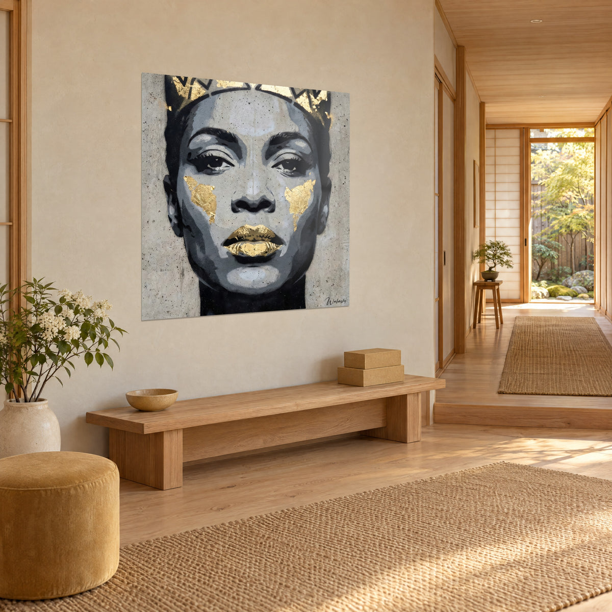 Quadro ritratto a stencil con labbra dorate e guance scintillanti, grigio antracite, parete beige di un corridoio japandi