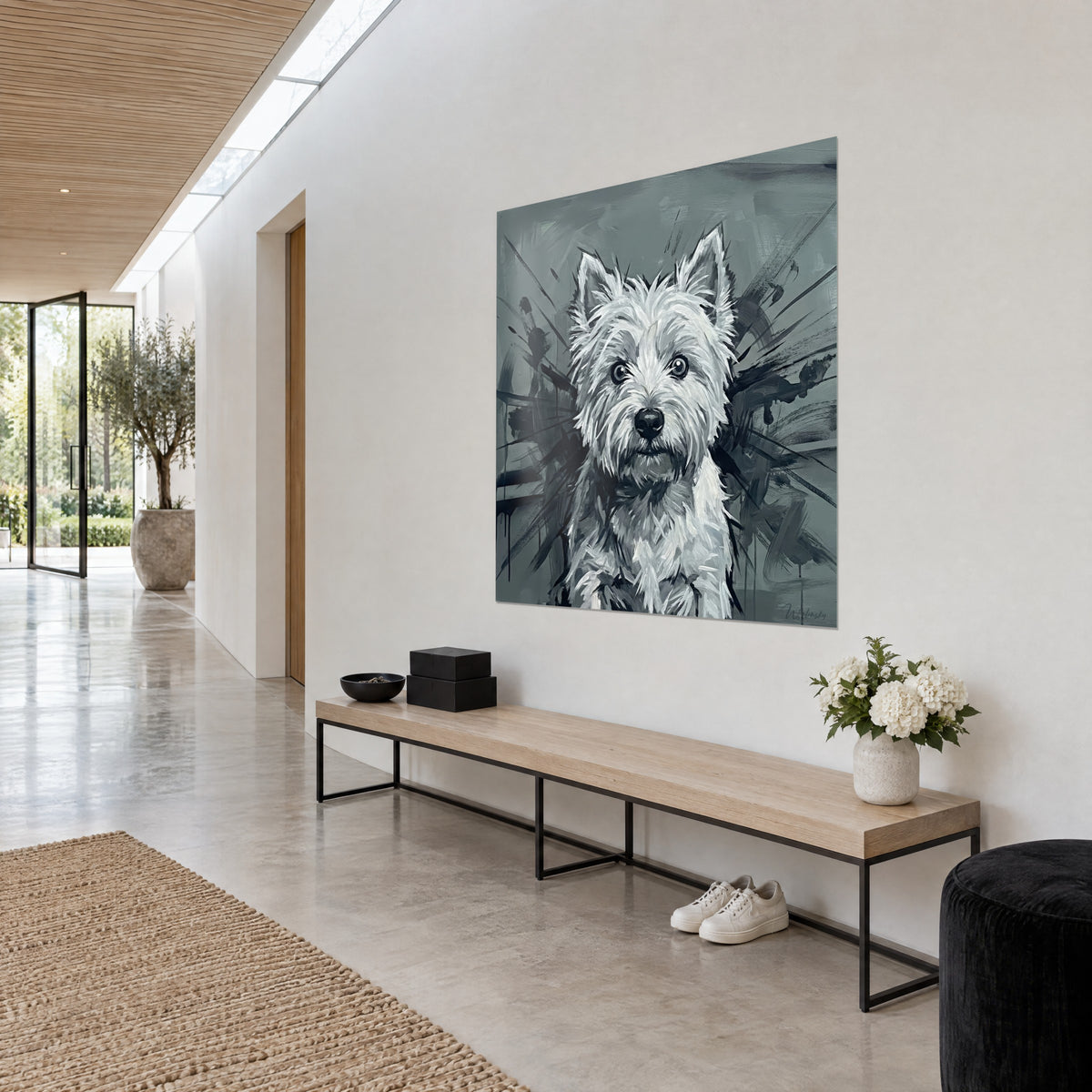 Cuadro perro blanco de ojos oscuros y trufa negra, trazos de pintura gris acero, pared clara de un pasillo en vista de tres cuartos