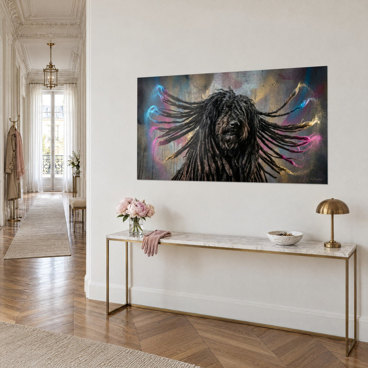 Quadro di puli con dreadlocks sollevate, polvere dorata e turchese su sfondo graffiti, consolle in marmo, parete color crema stile haussmanniano