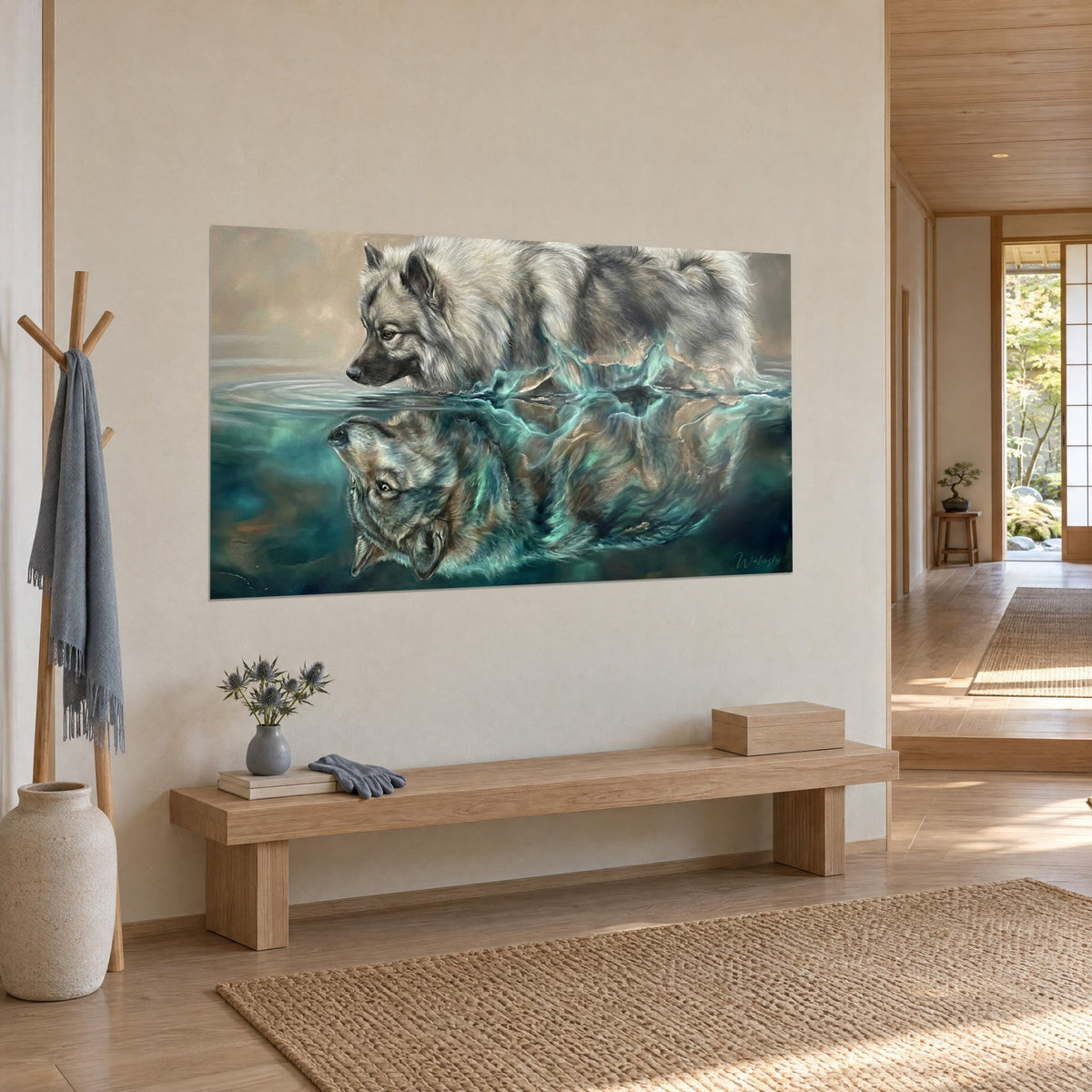 Tableau chien spitz penché sur l'onde, son reflet de loup aux volutes turquoise et or, mur crème d'une maison japandi, banc en bois clair