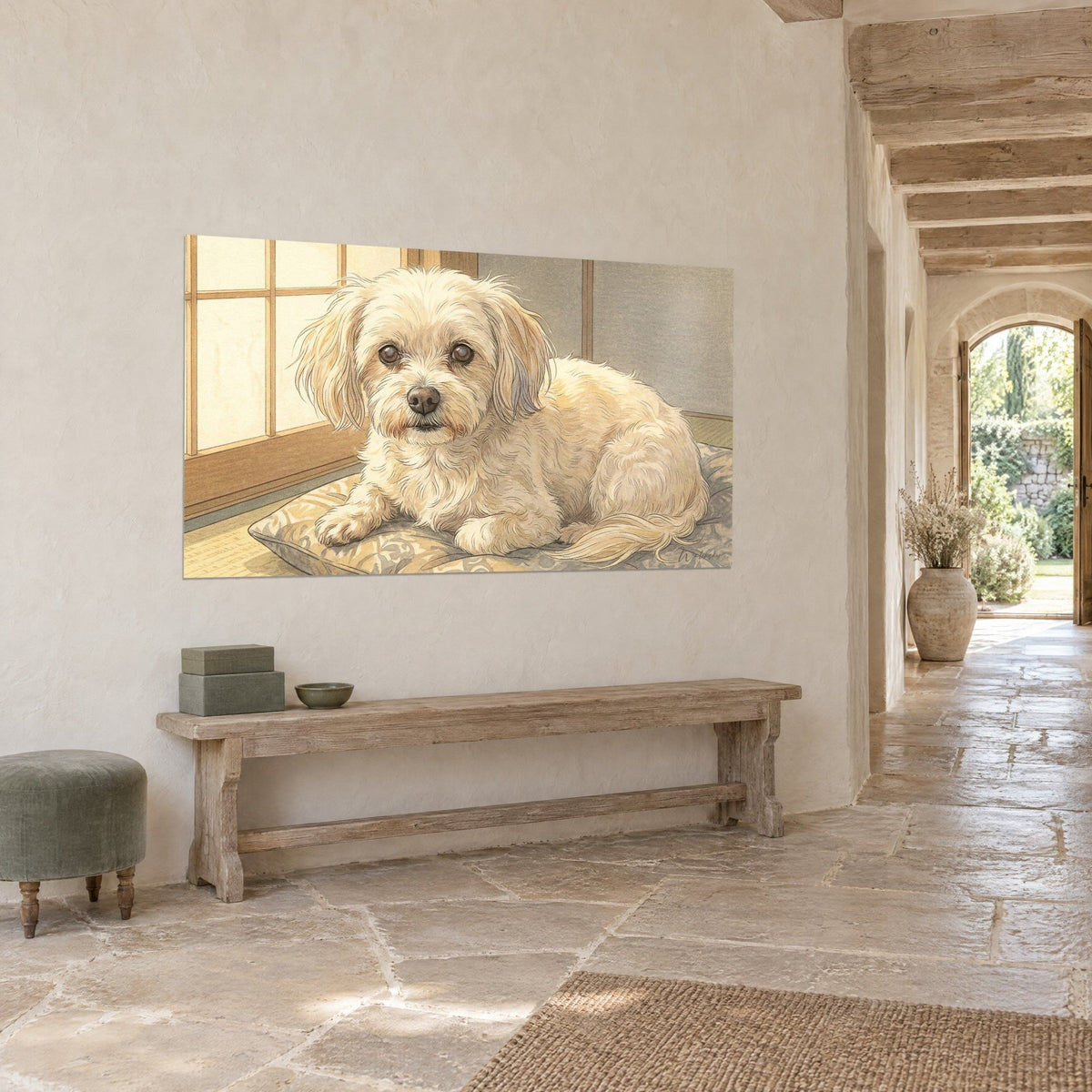 Quadro piccolo cane dal pelo biondo riccio, muso marrone e finestra ocra sullo sfondo, su un muro di pietra chiara del corridoio