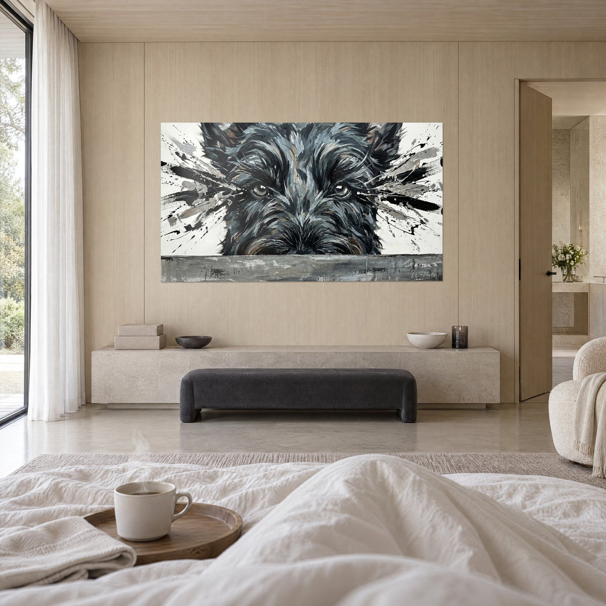 Tableau Scottish Terrier aux poils gris anthracite et touches brunes, aux yeux intenses, accroché au-dessus d'un lit dans une chambre claire