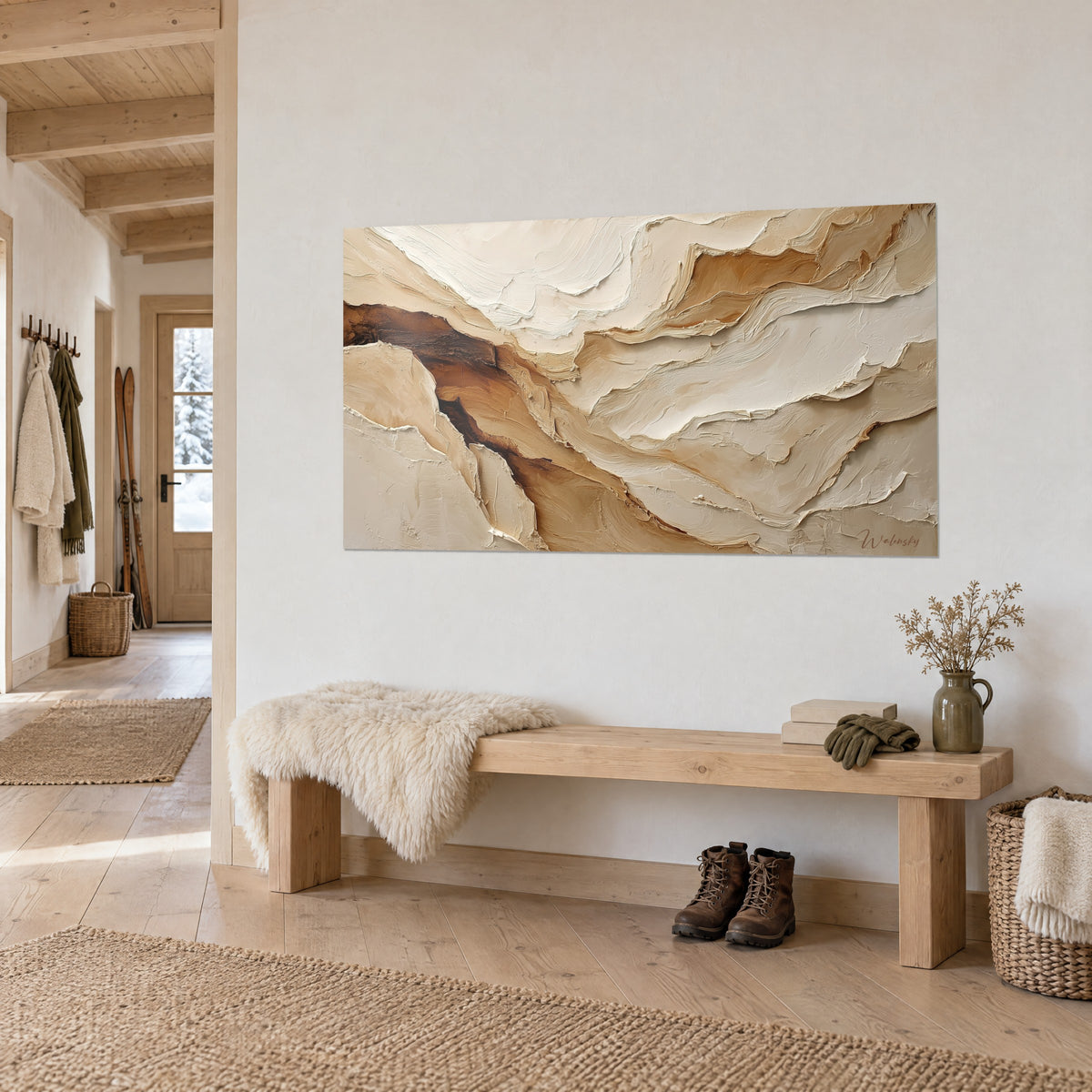 Gemälde Kämme aus hellbeigem und kupferbraunem Impasto, schräg fotografiert neben einer Holzbank im Chalet-Stil
