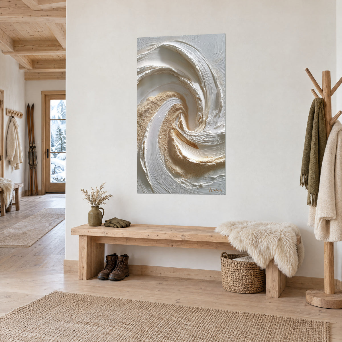 Cuadro con remolino de pintura gruesa marfil y beige, textura granulosa, colgado junto a un banco de madera clara en un chalet