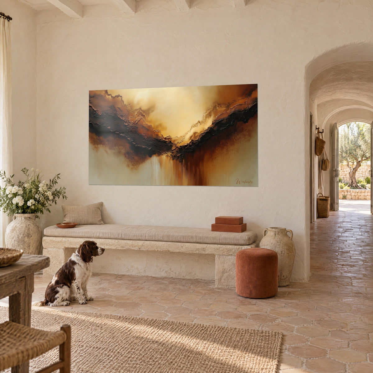 Cuadro paisaje de tierra en valle oscuro, bronce y amarillo miel, goteos cobrizos, sobre una pared de masía, spaniel sentado