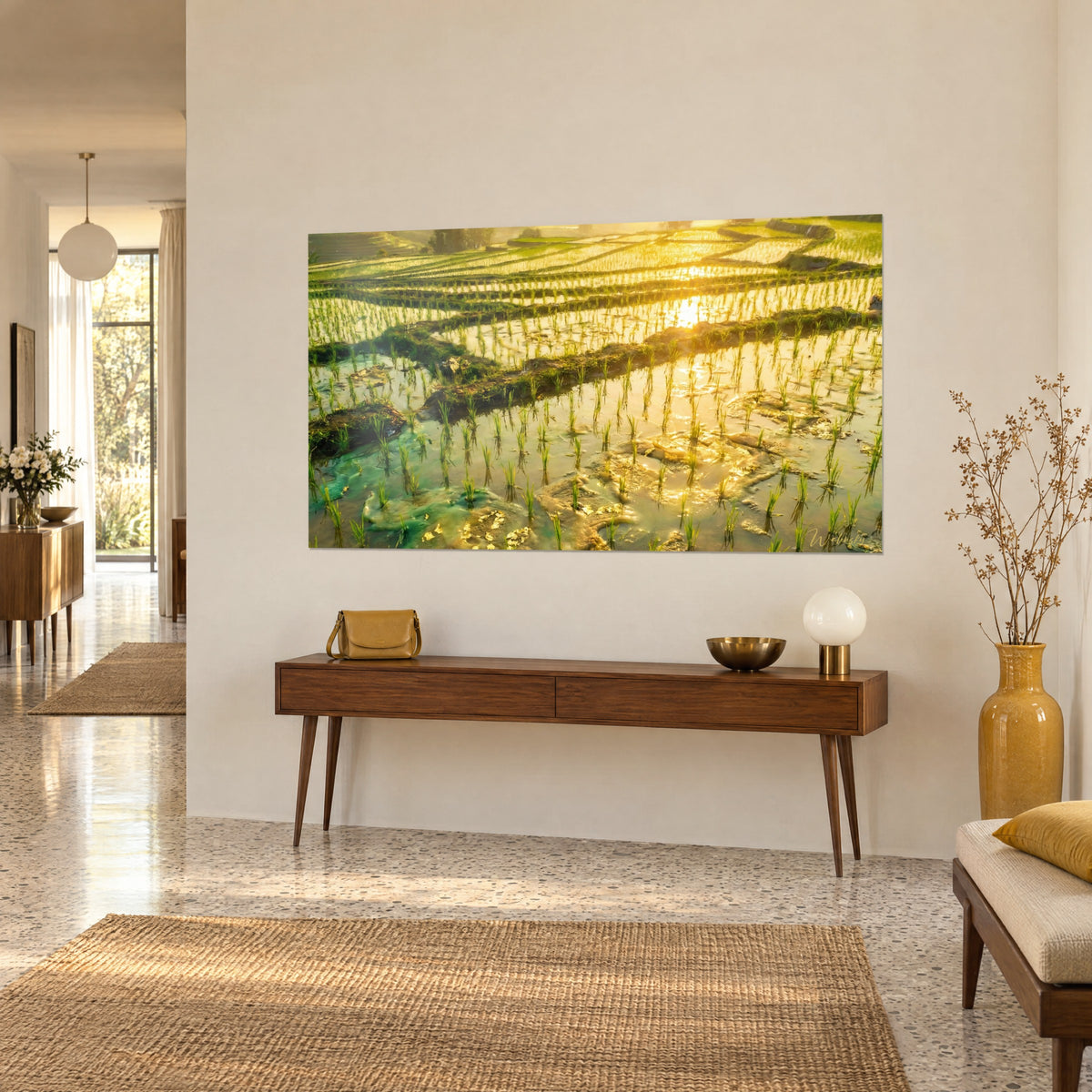 Quadro paesaggio di Bali, sole dorato che brilla sull'acqua delle risaie, argini verde muschio, consolle in legno scuro, vista di tre quarti