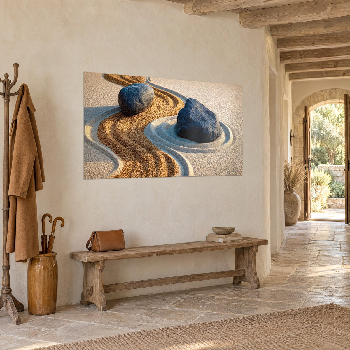 Tableau roches bleutées posées sur des spirales de sable ocre et beige, mur de pierre crépi en vue de trois-quarts, hall rustique