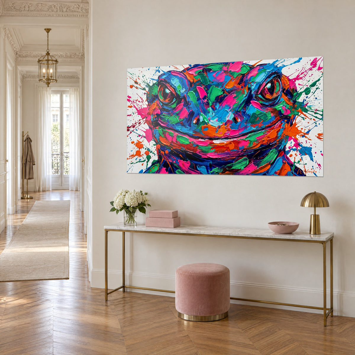 Gemälde eines Amphibiums mit grünen und orangefarbenen Spritzern und kobaltblauer Schnauze, an einer beigen Wand neben einer vergoldeten Konsole