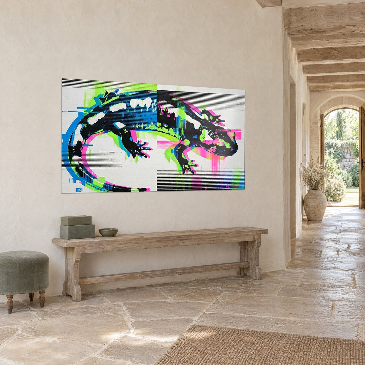 Gemälde Amphibie als Tintensilhouette auf cremefarbenem Grund, blauer und pinker Neon-Glitch, gewölbter Steinflur eines Landhauses