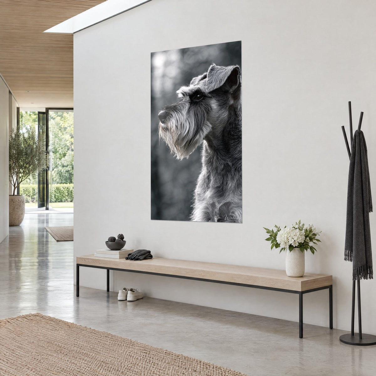 Tableau chien à moustache blanche et museau noir, regard levé en noir et blanc, mur clair et banc en bois dans une entrée lumineuse