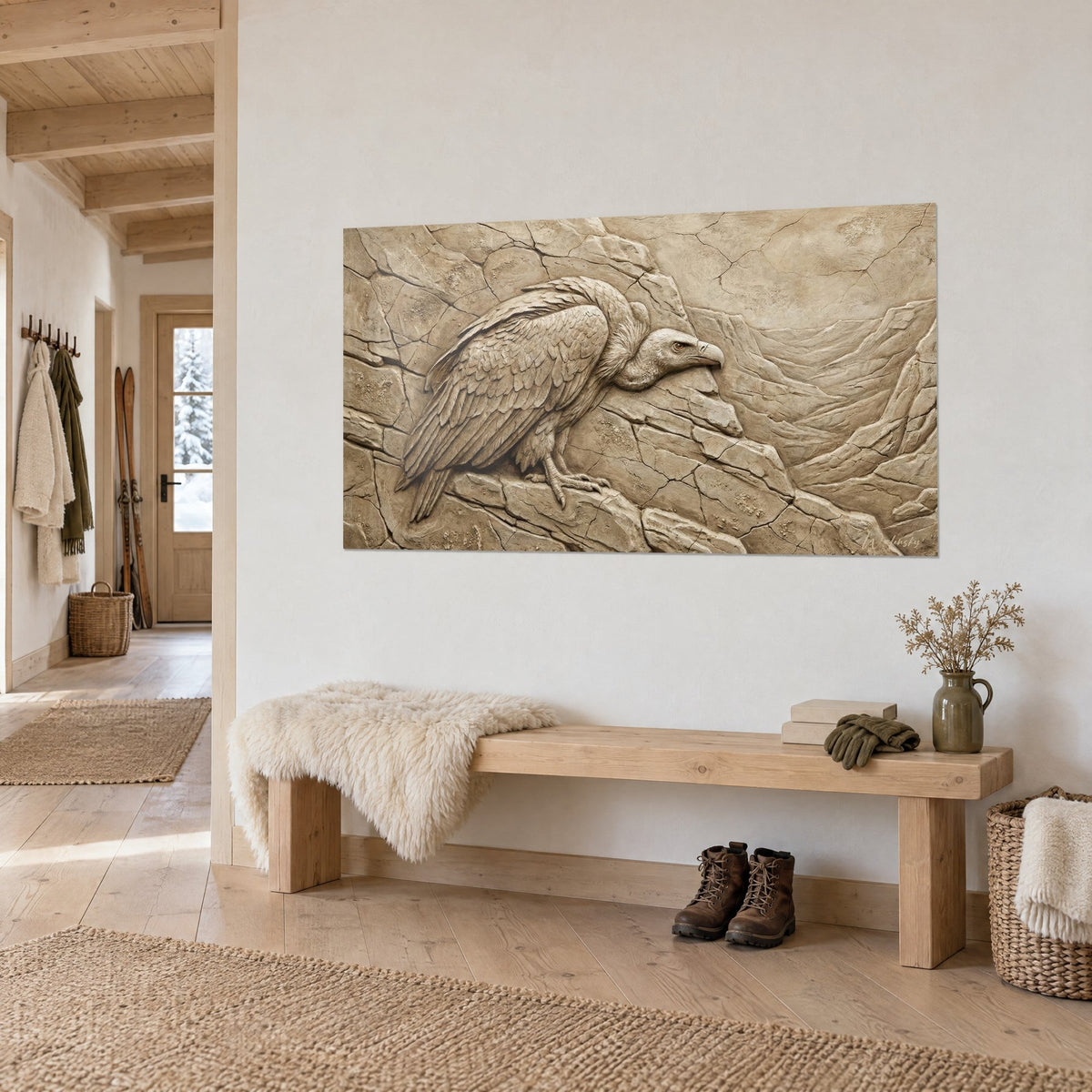 Tableau rapace sculpté perché sur une roche fissurée, ocre clair et crème, vu de trois-quarts dans un hall de chalet