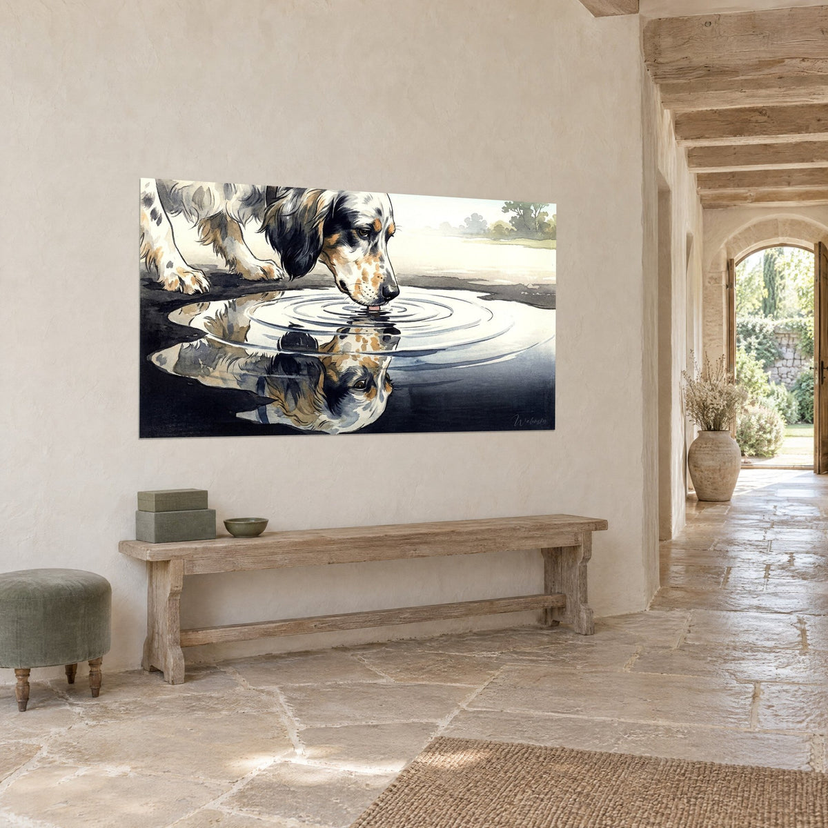 Quadro di uno spaniel maculato di fulvo chino su una pozzanghera nera con onde concentriche, parete crema e piastrelle di pietra, visto di tre quarti