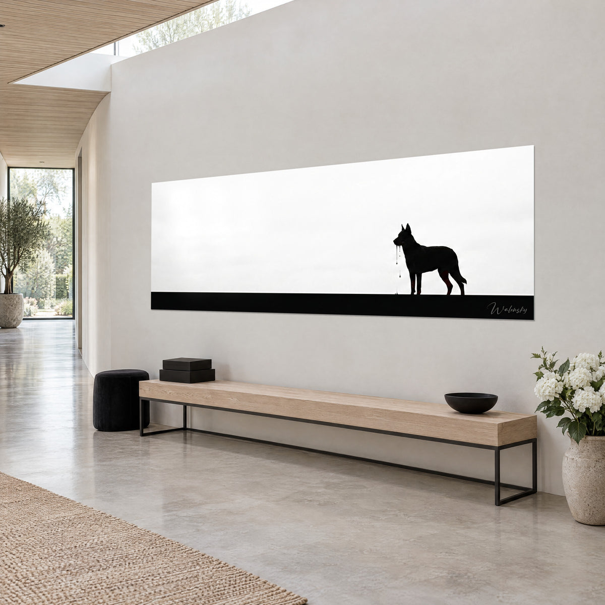 Πίνακας Beauceron σε προφίλ, σάλιο να κρέμεται από το στόμα, θολό λευκό φόντο και μαύρη βάση, κρεμασμένος σε μπεζ τοίχο σε τρία τέταρτα