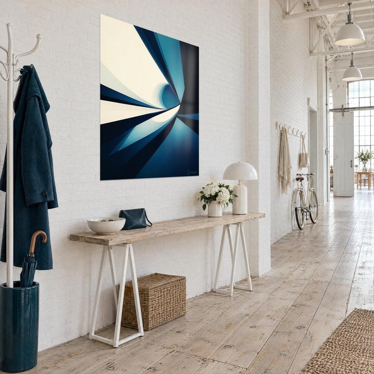Gemälde Abstraktes Wirbelgemälde mit marineblauen und elfenbeinfarbenen Strahlenbündeln, die auf einen Punkt zulaufen, Dreiviertelansicht in einem Loft
