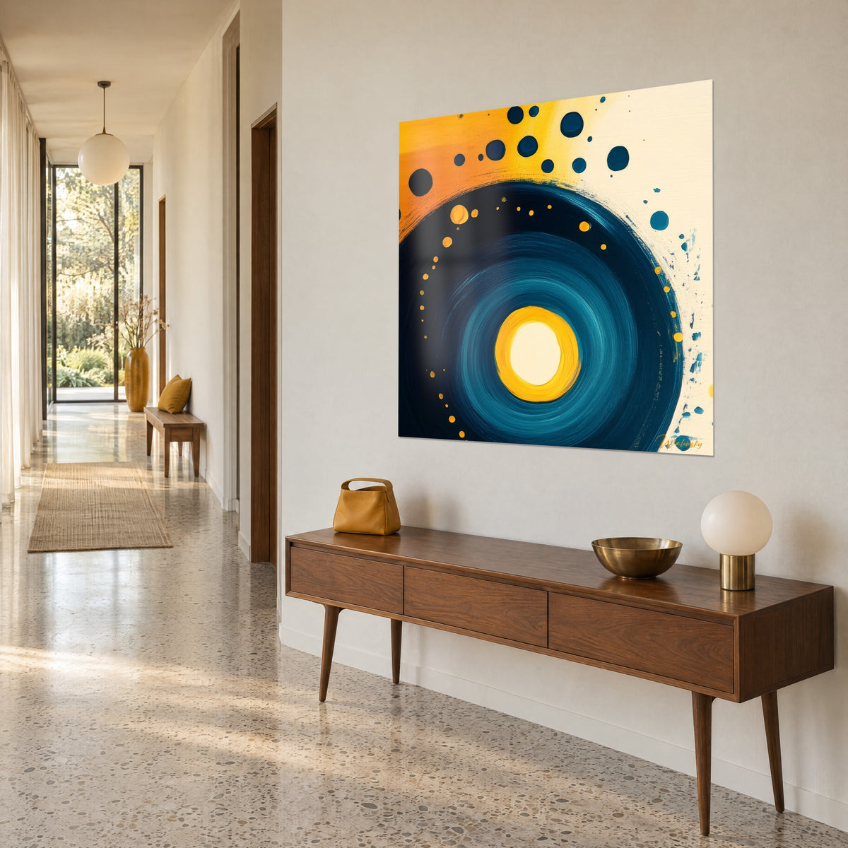 Cuadro vórtice celeste, anillos azul petróleo alrededor de un disco amarillo azafrán, salpicaduras naranjas, pasillo y aparador de madera
