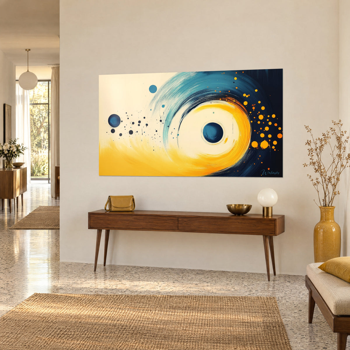 Cuadro vórtice pintado con amplias pinceladas amarillo azafrán y azul noche, círculos de tinta, sobre una consola de madera en vista de tres cuartos
