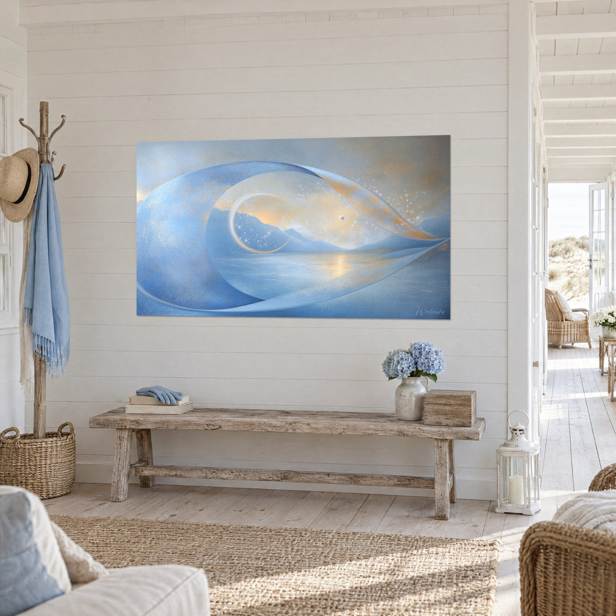 Tableau spirale céleste bleu azur et ocre sur montagnes brumeuses, lune pâle, murs lambrissés blancs, banc en bois, bord de mer