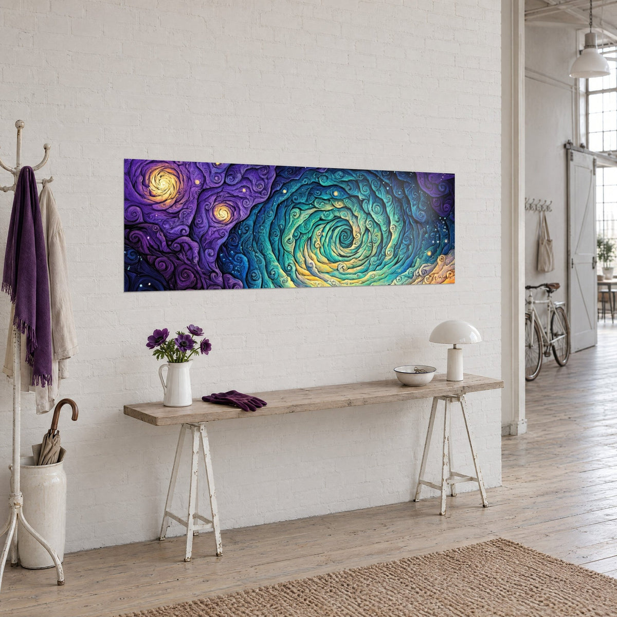 Tableau vortex céleste panoramique aux tourbillons bleu nuit et ocre, accroché au-dessus d'une console en bois clair