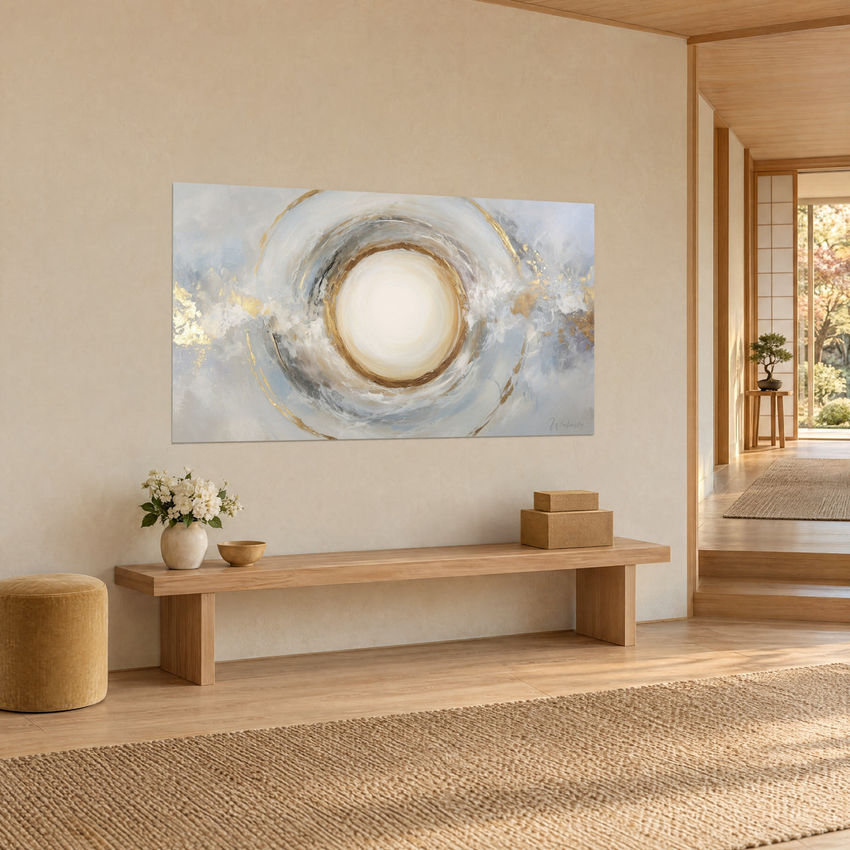 Gemälde mit cremeweißem und goldenem Wirbel, goldener Ring um einen elfenbeinfarbenen Kreis, beige Wand und helle Holzbank in Dreiviertelansicht