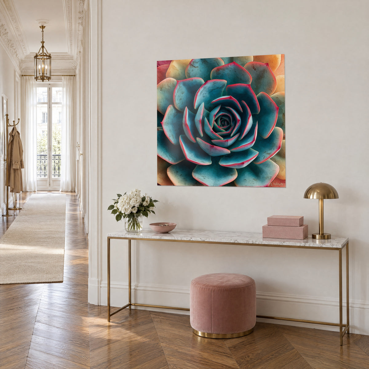 Schilderij geometrische echeveria met blauwgroene bloemblaadjes omlijnd met koraal, okerkleurige rand, drie-kwart zicht op een vergulde console