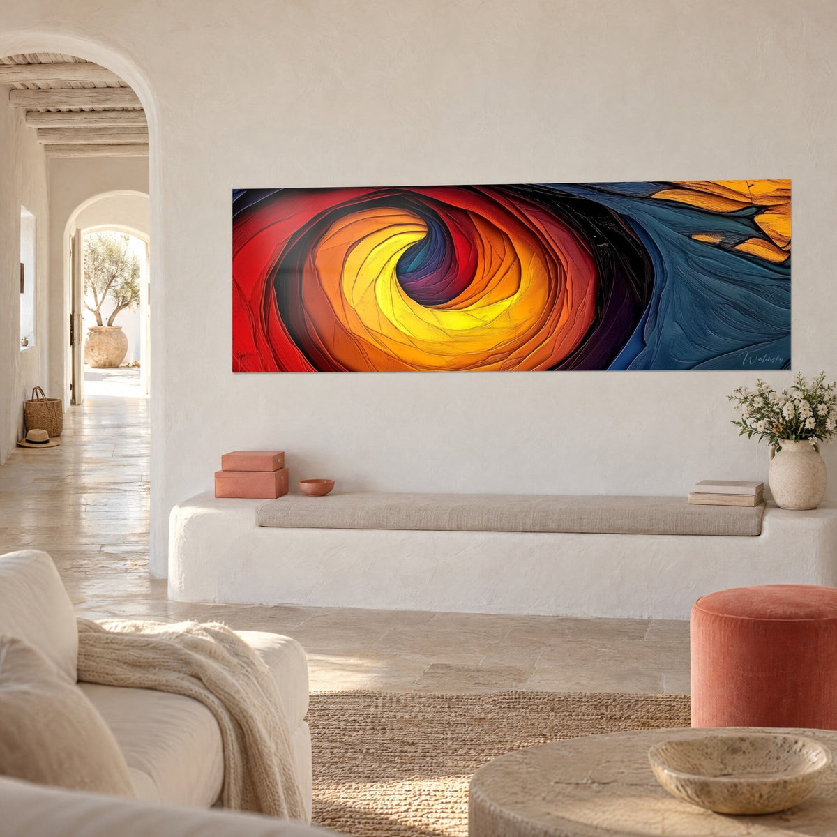 Tableau spirale abstraite aux strates orange et pourpre, fond bleu nuit, vue de trois-quarts sur un mur blanc chaulé
